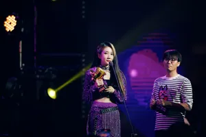 女歌手乃万金光闪闪吊带裙演唱会_8