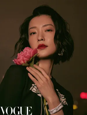 杜鹃短发红唇冷艳写真图片_2
