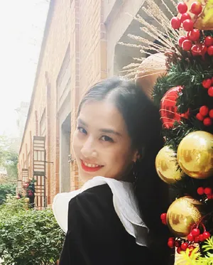 黄圣依娃娃领黑裙俏皮可爱美照图片_2