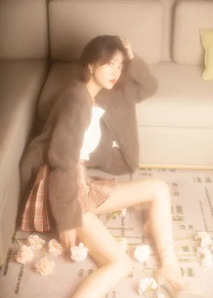 李溪芮性感格纹短裙写真图片_5