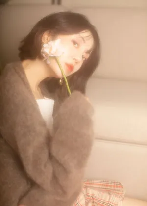李溪芮性感格纹短裙写真图片_8