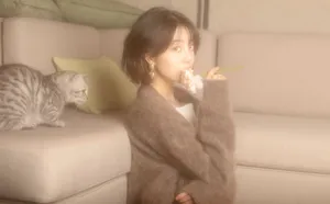 李溪芮性感格纹短裙写真图片_11