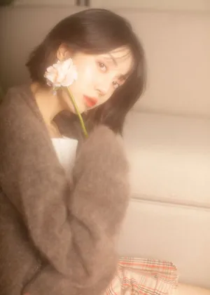 李溪芮性感格纹短裙写真图片_12