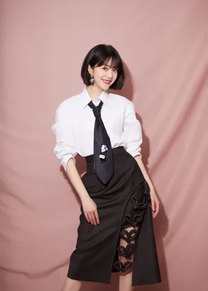 李溪芮爱心开叉裙甜美写真图片