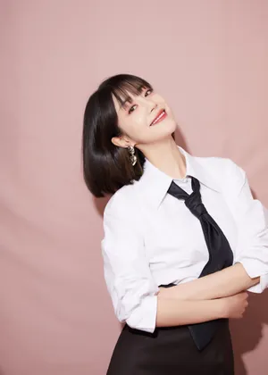 李溪芮爱心开叉裙甜美写真图片_3