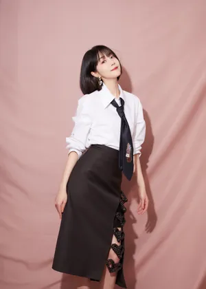李溪芮爱心开叉裙甜美写真图片_4