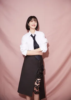 李溪芮爱心开叉裙甜美写真图片_5