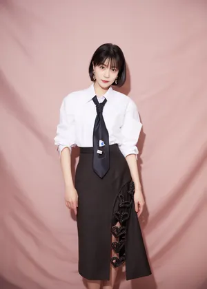 李溪芮爱心开叉裙甜美写真图片_6