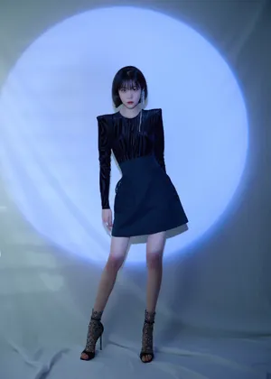 李溪芮性感甜酷黑裙写真图片