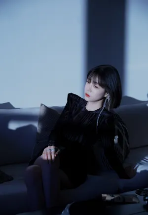 李溪芮性感甜酷黑裙写真图片_2