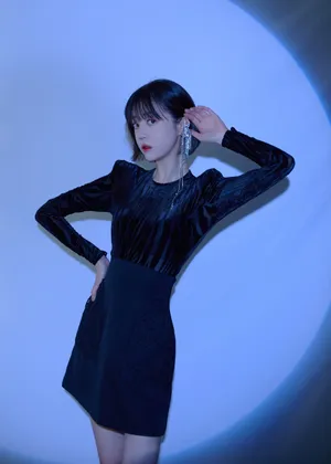 李溪芮性感甜酷黑裙写真图片_4