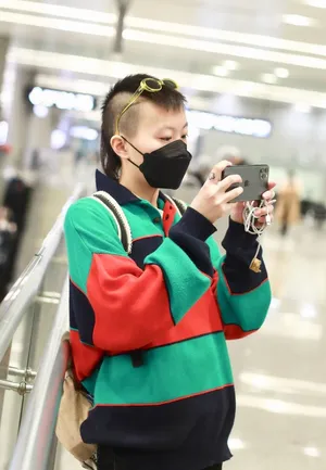 窦靖童条纹毛衣前卫潮酷机场照图片