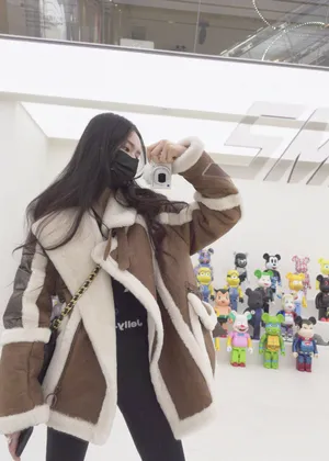 林允黑色紧身裤长腿养眼美照图片_3