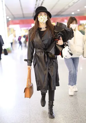 张含韵皮风衣飒美靓丽机场照图片