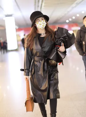 张含韵皮风衣飒美靓丽机场照图片_1