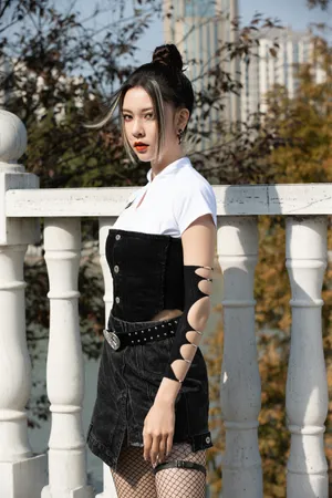 宋妍霏性感牛仔短裙写真图片