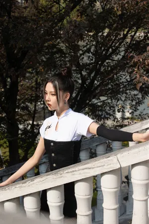 宋妍霏性感牛仔短裙写真图片_4