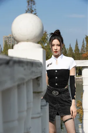 宋妍霏性感牛仔短裙写真图片_5