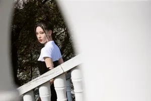 宋妍霏性感牛仔短裙写真图片_6
