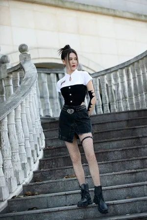 宋妍霏性感牛仔短裙写真图片_7