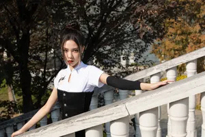 宋妍霏性感牛仔短裙写真图片_8