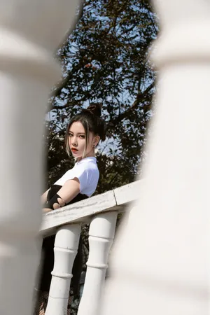 宋妍霏性感牛仔短裙写真图片_9