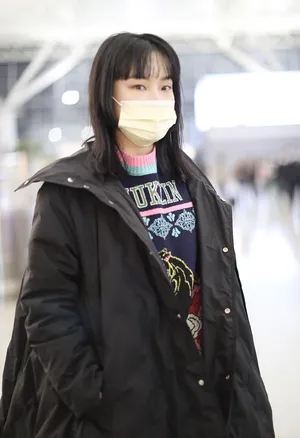黄龄素颜赶飞机随性撩发机场照图片_1