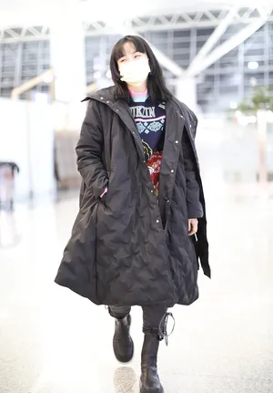 黄龄素颜赶飞机随性撩发机场照图片_3