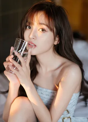妖艳美女明星吴宣仪吊带裙写真图片