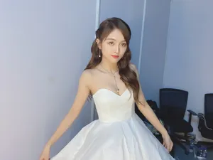 吴宣仪白色婚纱裙性感优雅写真