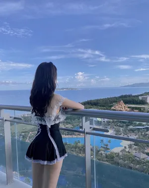 性感美女明星宋昕冉黑丝吊带裙撩人写真