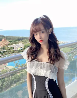 性感美女明星宋昕冉黑丝吊带裙撩人写真_3