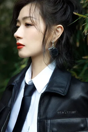 万茜酷黑皮衣性感写真图片_2