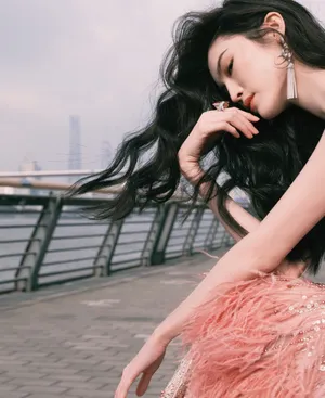 何穗粉色亮片裙性感写真图片