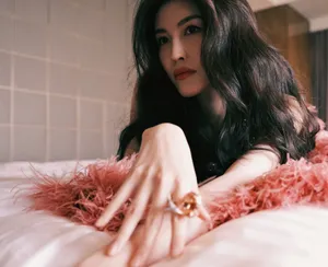 何穗粉色亮片裙性感写真图片_3