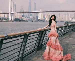何穗粉色亮片裙性感写真图片_6