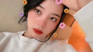 欧阳娜娜鲜花妆俏皮自拍照图片