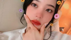 欧阳娜娜鲜花妆俏皮自拍照图片