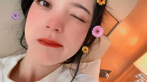 欧阳娜娜鲜花妆俏皮自拍照图片_2