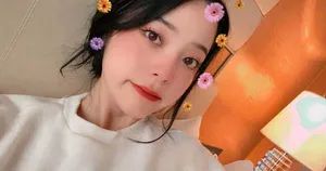 欧阳娜娜鲜花妆俏皮自拍照图片_3