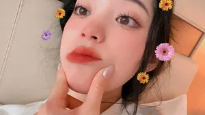 欧阳娜娜鲜花妆俏皮自拍照图片_4