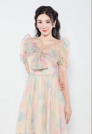 黄奕蝴蝶结彩裙性感写真图片