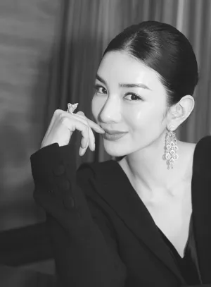 黄奕开叉黑裙性感写真图片