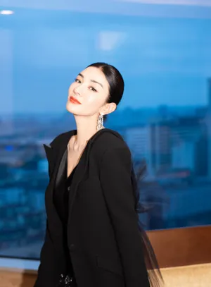 黄奕开叉黑裙性感写真图片_3