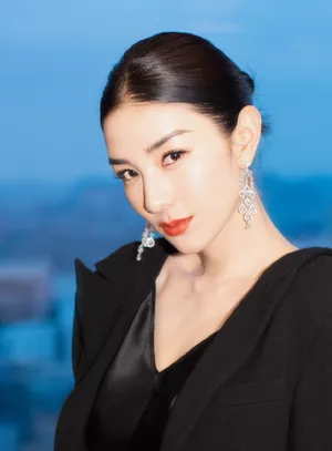 黄奕开叉黑裙性感写真图片_6