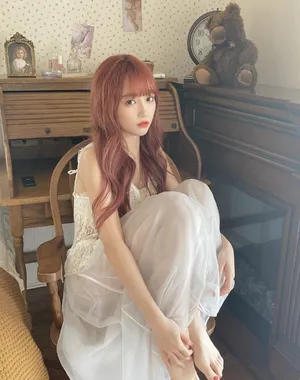 美女明星宋昕冉蕾丝吊带裙透视写真_2