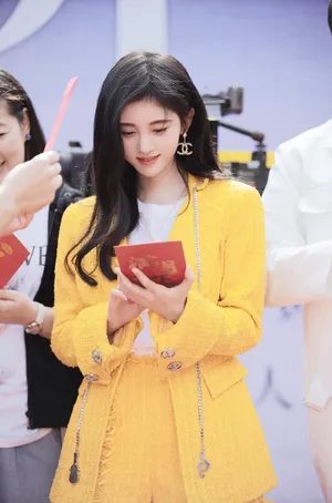 性感美女明星鞠婧祎开机图片