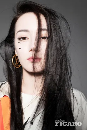 迪丽热巴凌乱长发慵懒大片写真图片