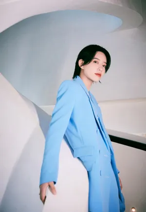 李斯丹妮蓝色西装时尚性感写真