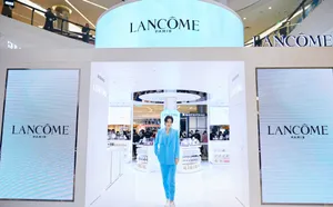 李斯丹妮蓝色西装时尚性感写真_2